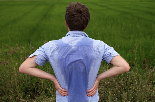 Transpiration excessive hommes : causes et astuces
