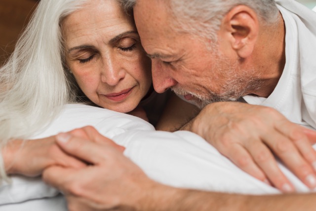 Sexualité homme 70 ans : Ce qui change vraiment